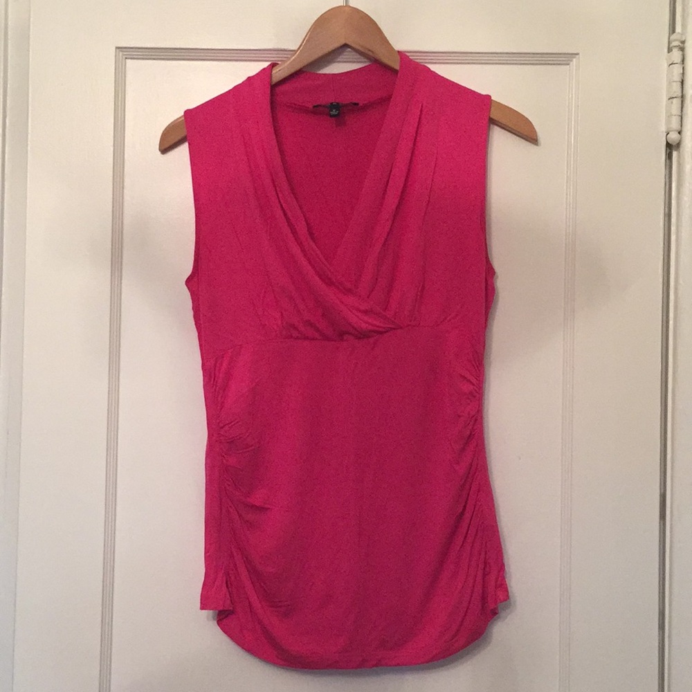 Sleeveless pink v neck shirt